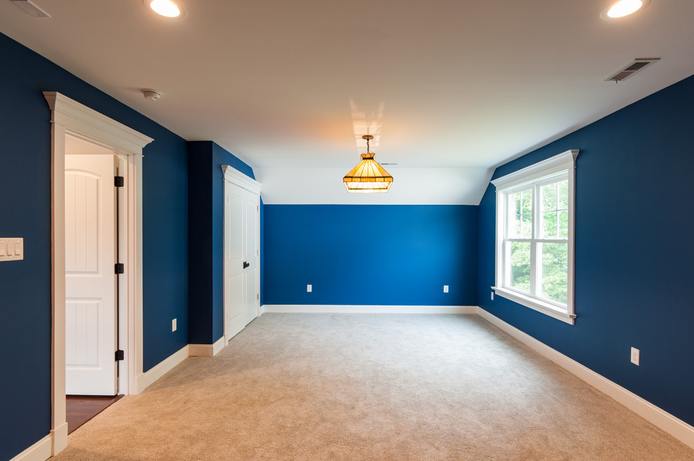 Foto di un soggiorno stile americano di medie dimensioni e chiuso con sala giochi, pareti blu, moquette e pavimento beige