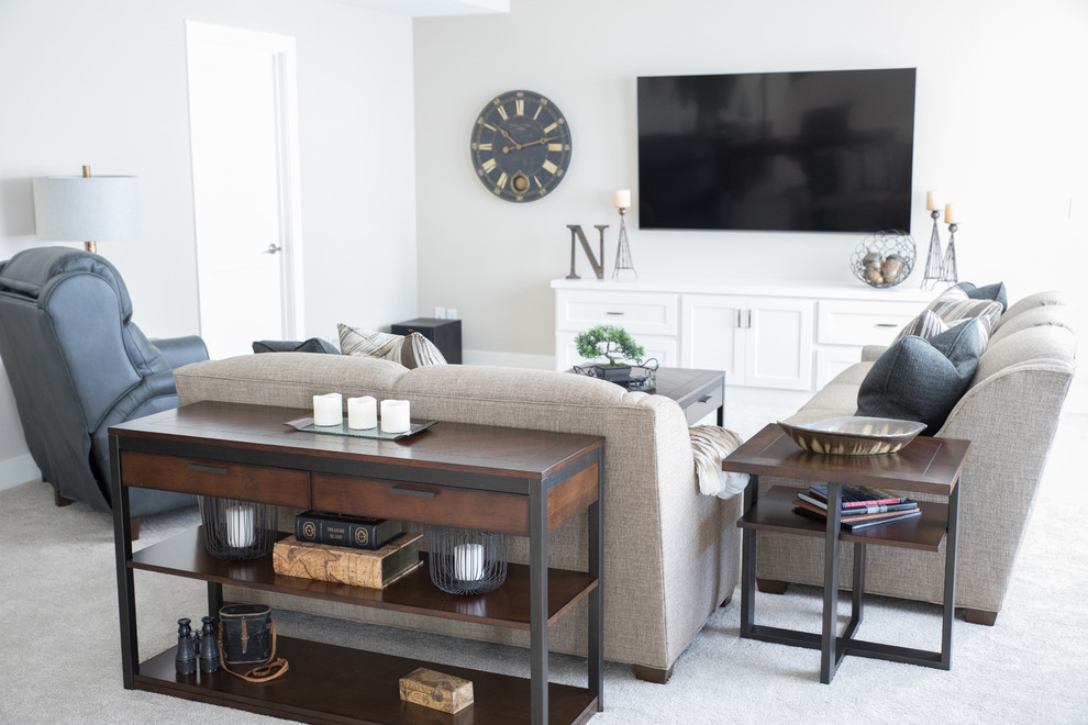 Modelo de sala de estar abierta tradicional renovada de tamaño medio con paredes beige, moqueta, televisor colgado en la pared y suelo beige