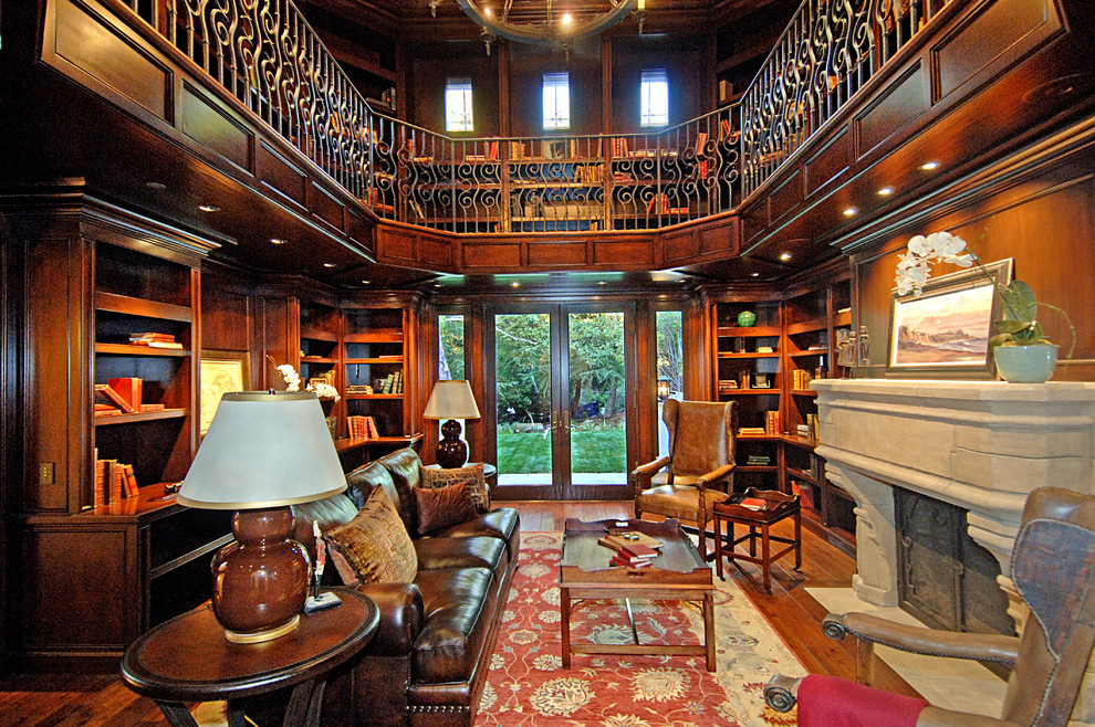 Foto di un soggiorno rustico con libreria e pavimento in legno massello medio