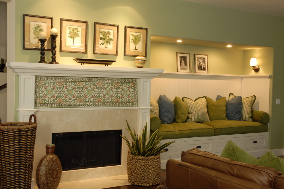 Пример оригинального дизайна: гостиная комната в классическом стиле с зелеными стенами и стандартным камином