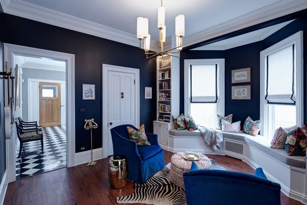 Mittelgroßes, Abgetrenntes Klassisches Wohnzimmer ohne Kamin mit schwarzer Wandfarbe, braunem Holzboden und braunem Boden in Chicago