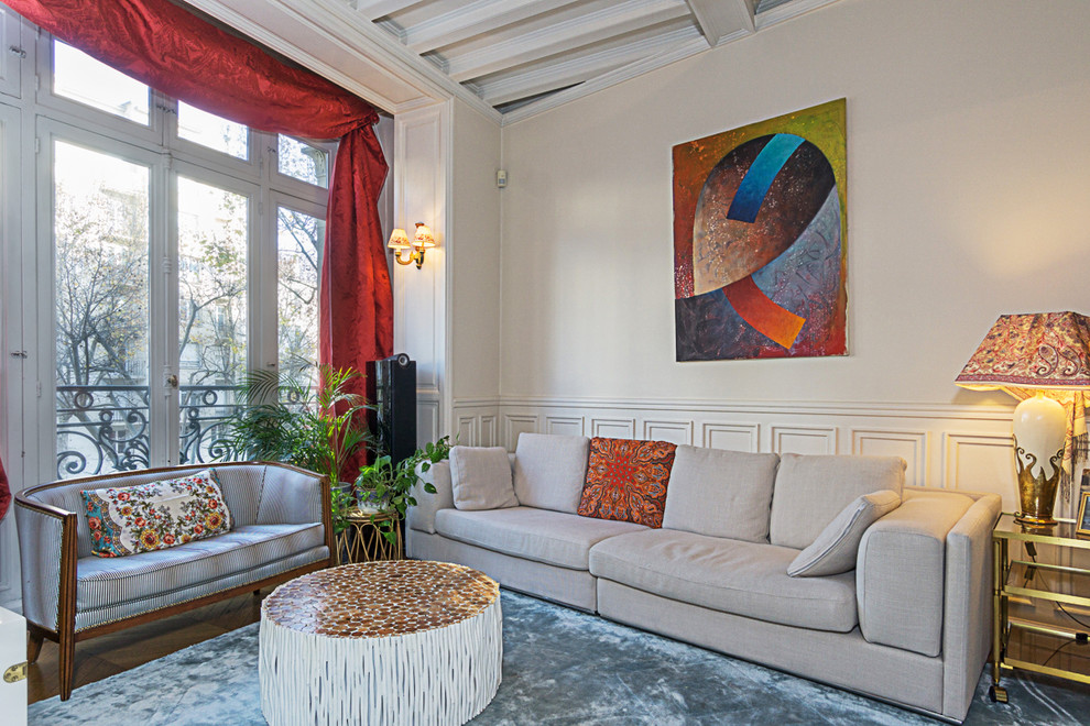 Example of a classic family room design in Paris