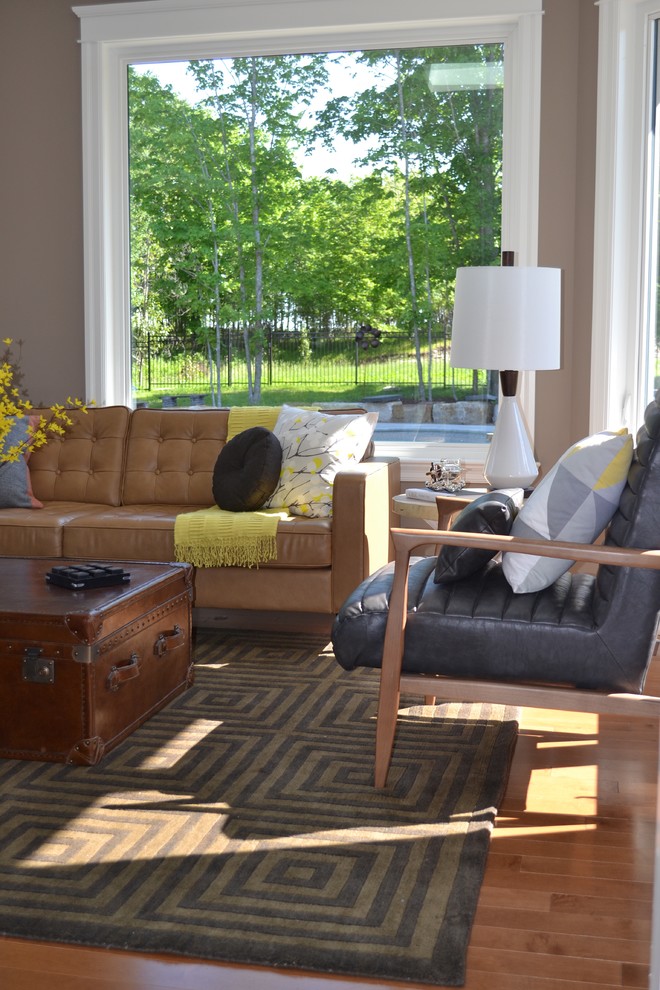 Ejemplo de sala de estar con rincón musical cerrada contemporánea de tamaño medio con paredes marrones y suelo de madera clara