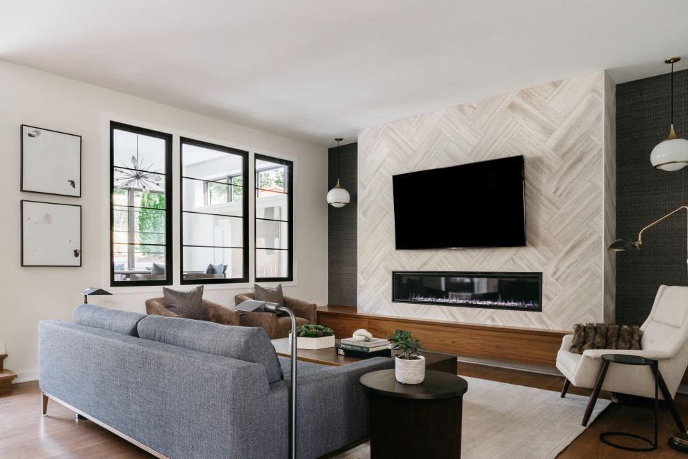 Modernes Wohnzimmer mit weißer Wandfarbe, braunem Holzboden, Gaskamin, gefliester Kaminumrandung, TV-Wand, braunem Boden und Tapetenwänden in Chicago