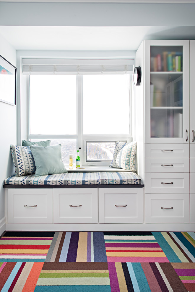 На фото: гостиная комната в стиле неоклассика (современная классика) с синими стенами, разноцветным полом и ковровым покрытием