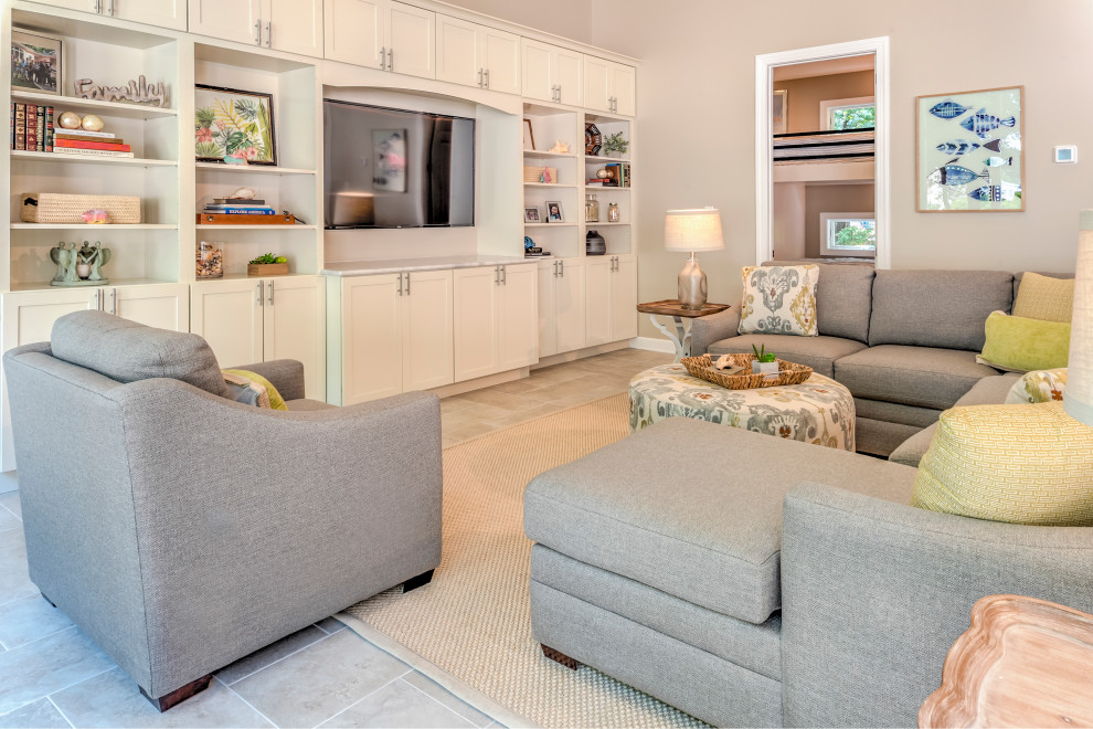 Ejemplo de sala de estar abierta marinera grande con paredes beige, suelo de madera en tonos medios y televisor colgado en la pared