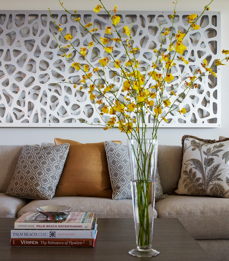 Idée de décoration pour une salle de séjour tradition de taille moyenne et ouverte avec un mur beige et parquet clair.