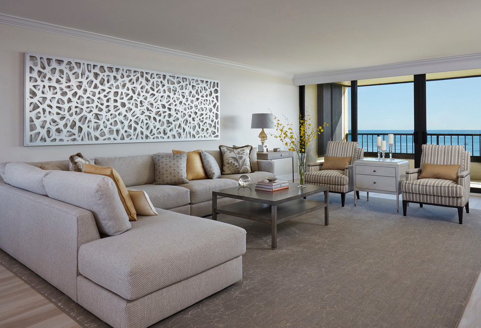Idée de décoration pour une salle de séjour tradition de taille moyenne et ouverte avec un mur beige et parquet clair.