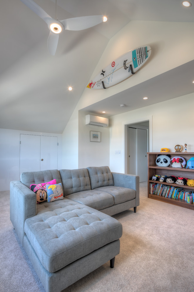Foto di un grande soggiorno minimal stile loft con sala giochi, pareti bianche, moquette, TV a parete, pavimento beige e nessun camino