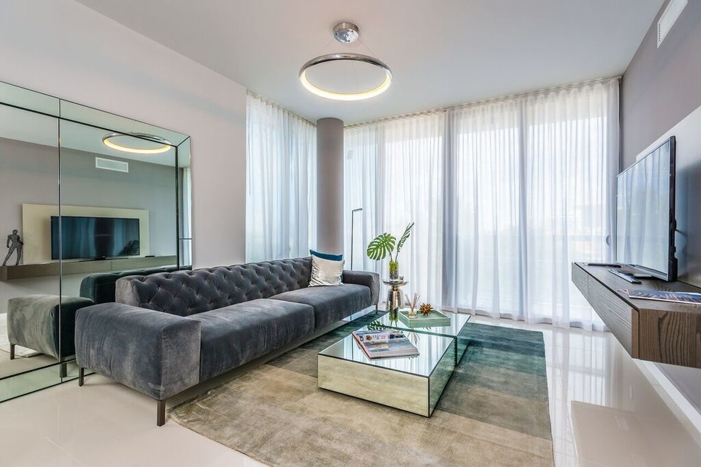 Стильный дизайн: изолированная гостиная комната среднего размера в современном стиле с серыми стенами, полом из керамогранита, отдельно стоящим телевизором и коричневым полом без камина - последний тренд