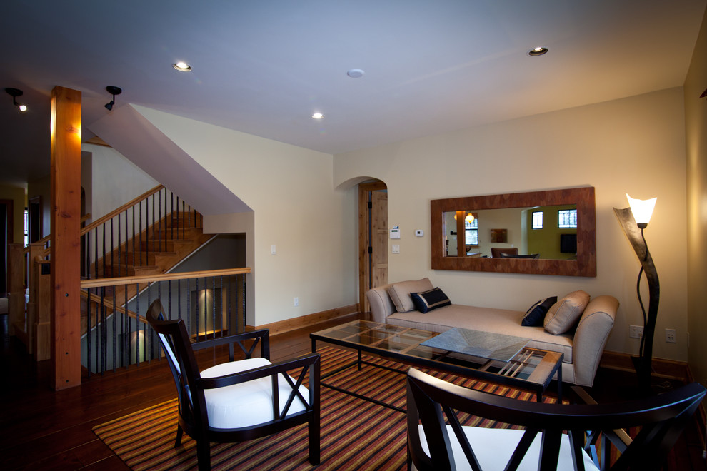 На фото: гостиная комната среднего размера в современном стиле с паркетным полом среднего тона и коричневым полом с