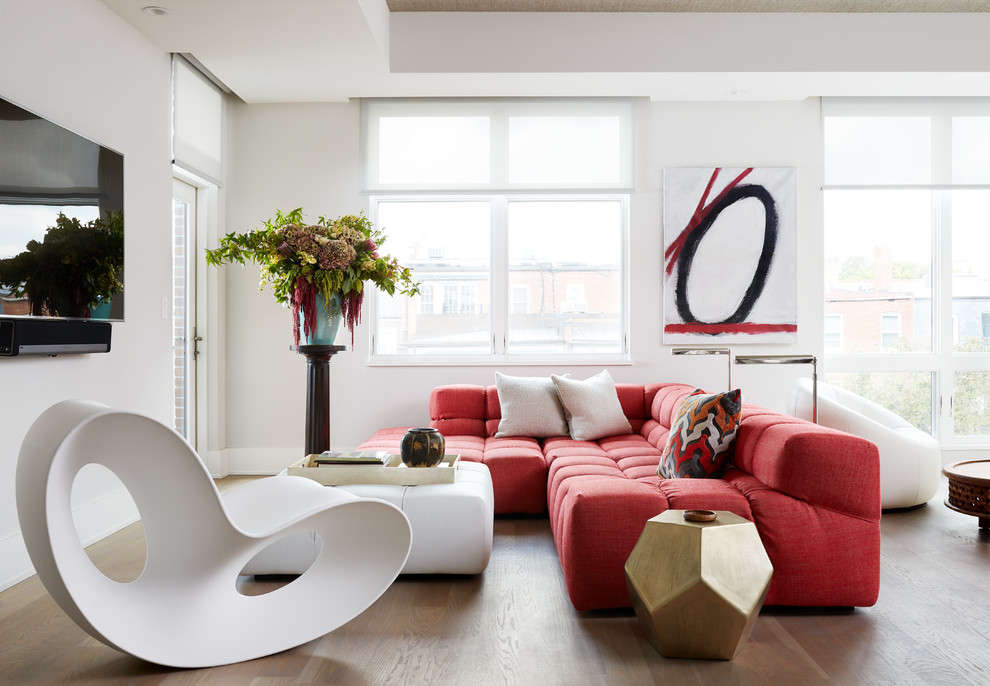 Diseño de sala de estar abierta contemporánea de tamaño medio sin chimenea con paredes blancas, suelo de madera clara, televisor colgado en la pared y suelo marrón