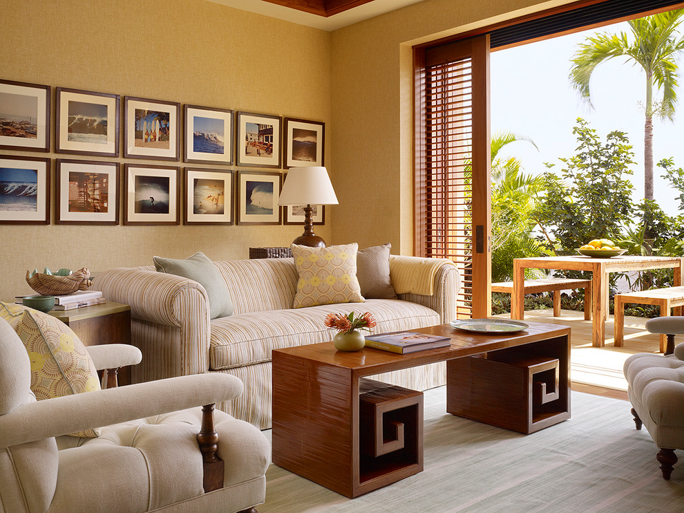 Пример оригинального дизайна: гостиная комната в морском стиле с бежевыми стенами