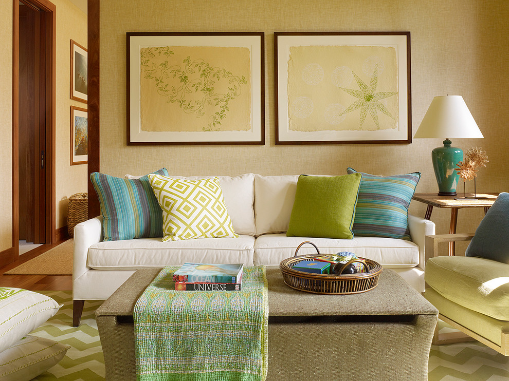Idee per un soggiorno tropicale con pareti beige e pavimento in legno massello medio