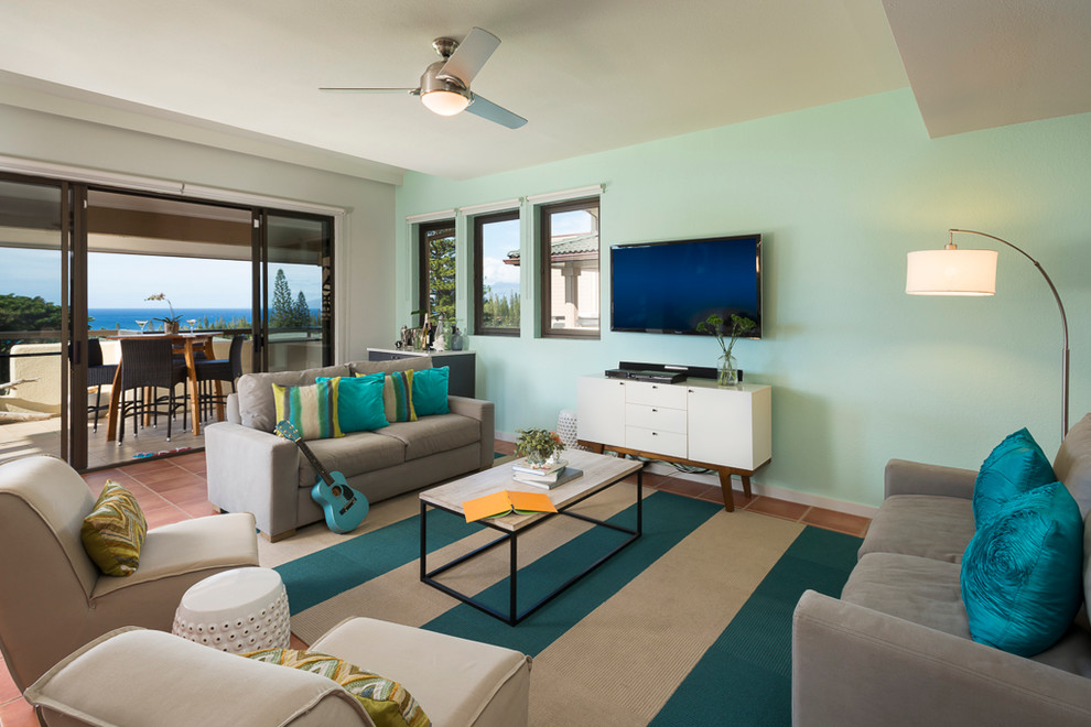 Idee per un soggiorno stile marinaro con pareti blu e TV a parete