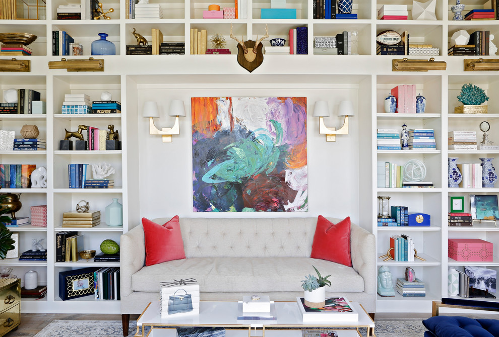 Imagen de sala de estar con biblioteca tradicional renovada con paredes blancas