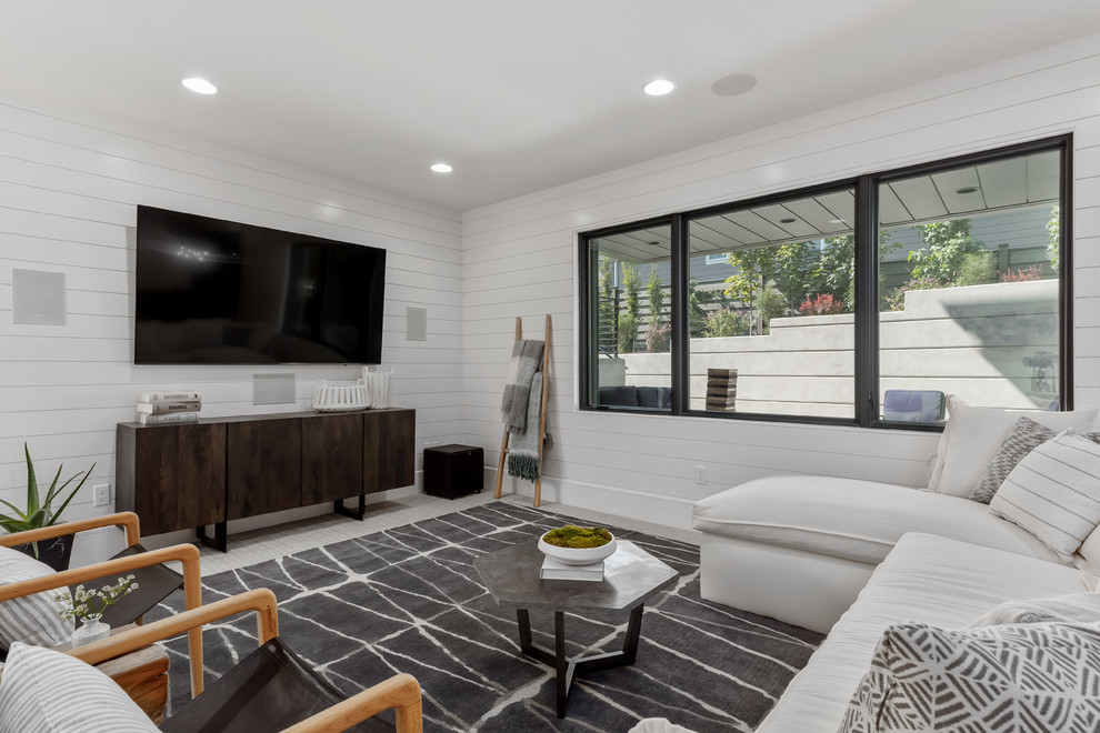 Cette photo montre une grande salle de séjour tendance ouverte avec un mur blanc, moquette, un téléviseur fixé au mur et un sol gris.