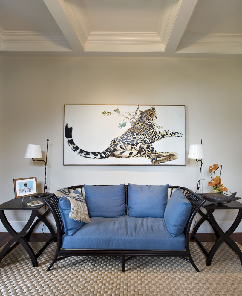 Imagen de sala de estar bohemia con paredes beige y suelo de madera oscura