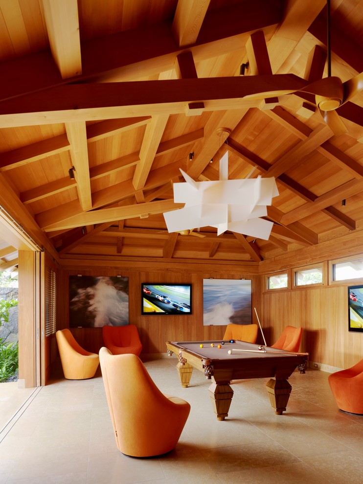 Свежая идея для дизайна: гостиная комната в морском стиле с коричневыми стенами, телевизором на стене и бежевым полом - отличное фото интерьера