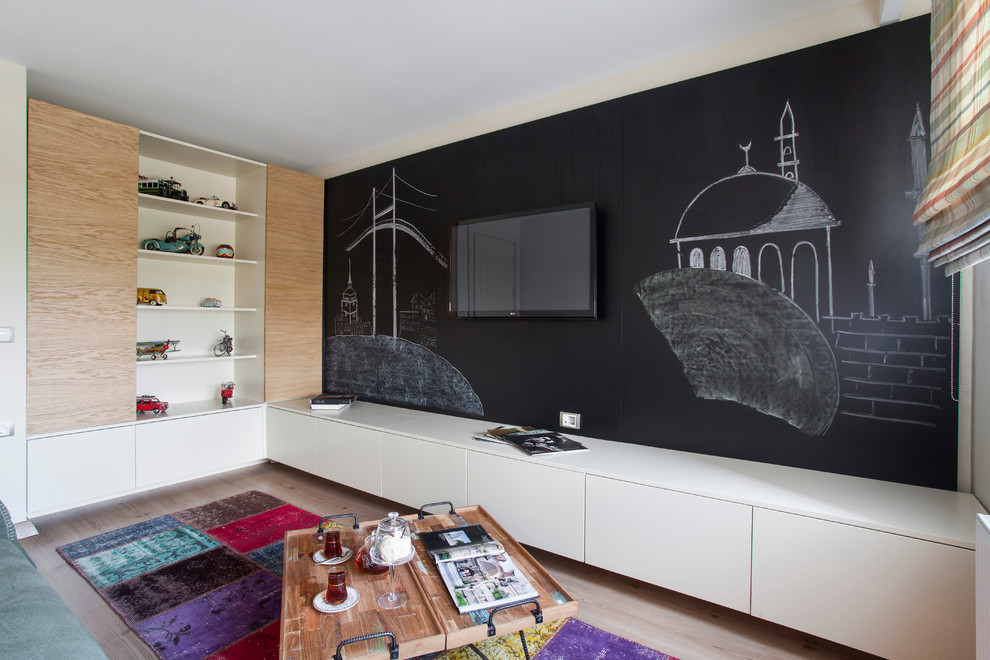 Imagen de sala de estar cerrada actual con paredes negras y televisor colgado en la pared