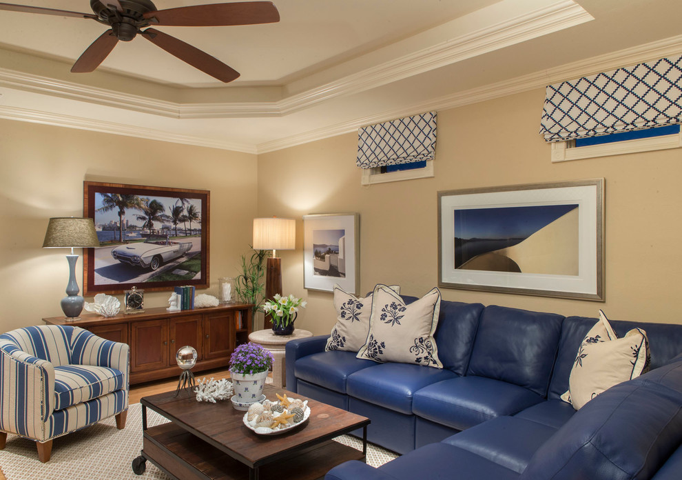 Пример оригинального дизайна: изолированная гостиная комната среднего размера в классическом стиле с бежевыми стенами, светлым паркетным полом, телевизором на стене, бежевым полом и синим диваном без камина