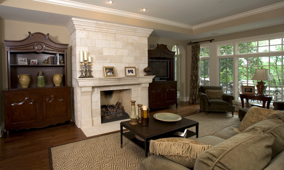 Geräumiges Klassisches Wohnzimmer mit beiger Wandfarbe, braunem Holzboden, Kamin, Kaminumrandung aus Stein und Multimediawand in Chicago