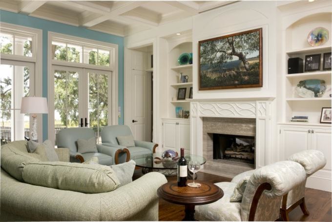 Ejemplo de sala de estar abierta clásica grande con paredes azules, suelo de madera en tonos medios y todas las chimeneas