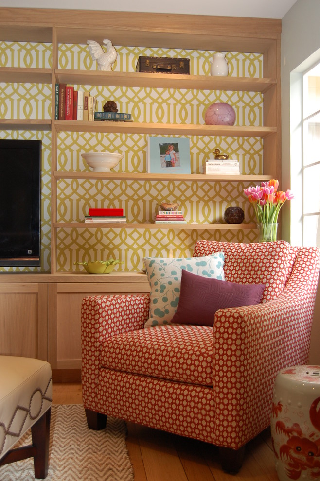 Ispirazione per un soggiorno tradizionale con pavimento in legno massello medio e pareti multicolore