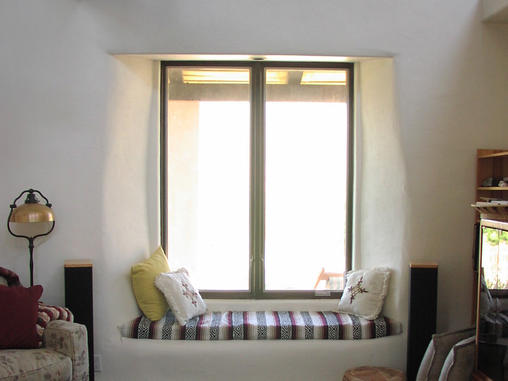 Источник вдохновения для домашнего уюта: маленькая гостиная комната в стиле фьюжн с белыми стенами для на участке и в саду
