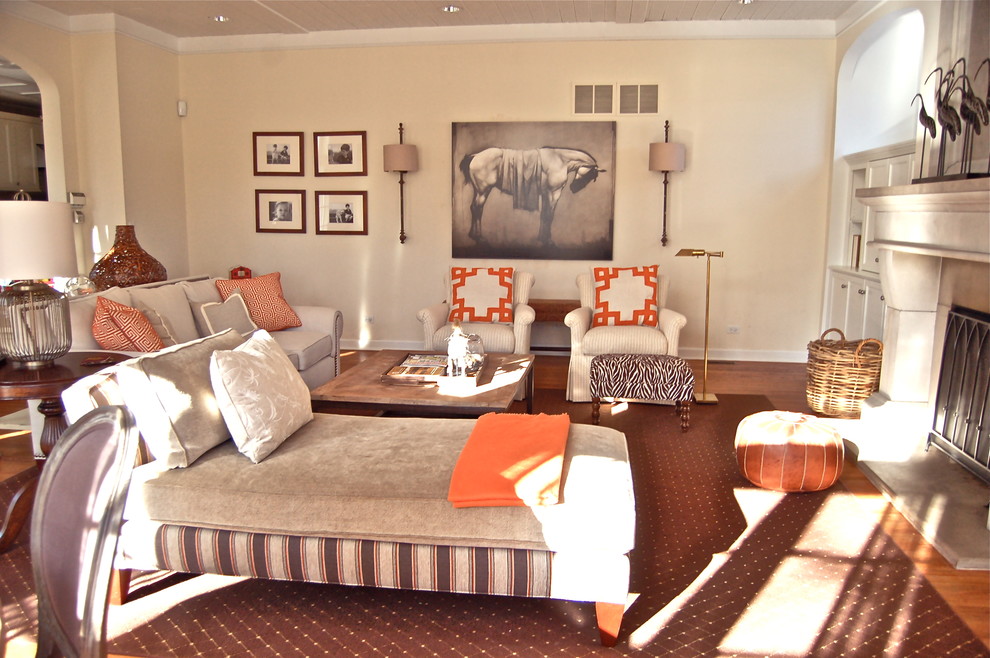 Foto di un grande soggiorno minimal aperto con pareti beige, pavimento in legno massello medio e camino classico