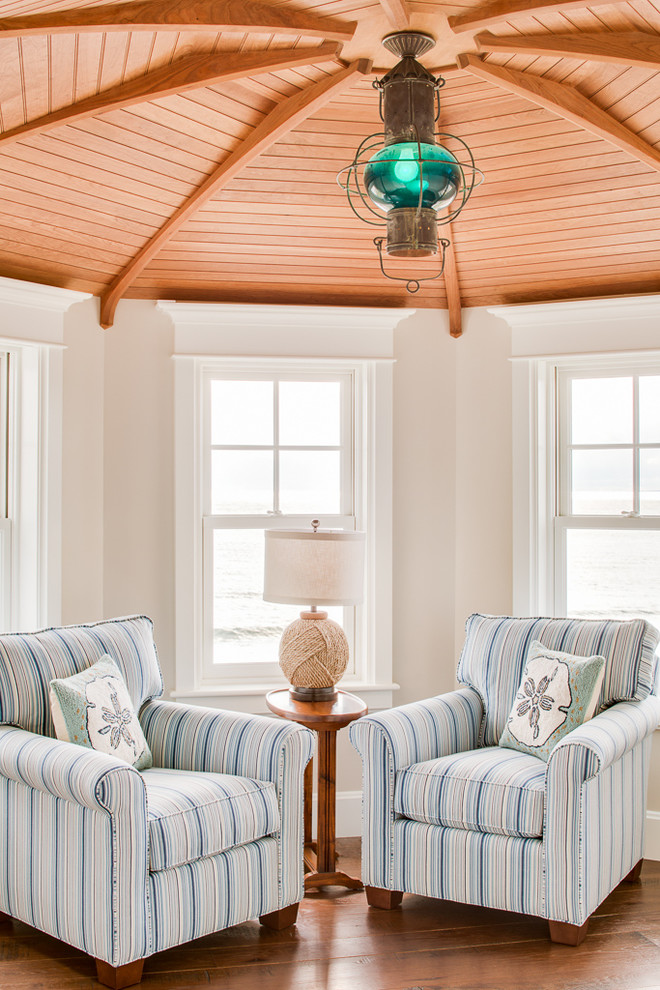 Foto di un soggiorno stile marinaro con pareti beige e pavimento in legno massello medio