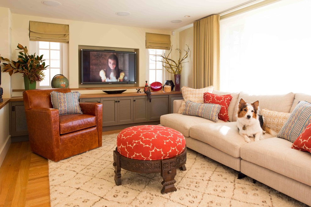 Foto de sala de estar de estilo americano con paredes amarillas, suelo de madera en tonos medios y televisor colgado en la pared