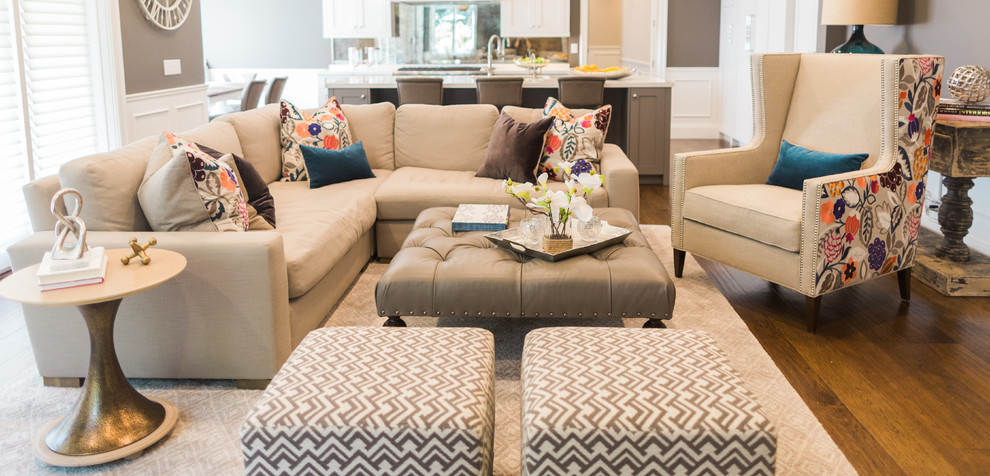 Imagen de sala de estar abierta clásica renovada de tamaño medio sin chimenea y televisor con paredes grises y suelo de madera en tonos medios