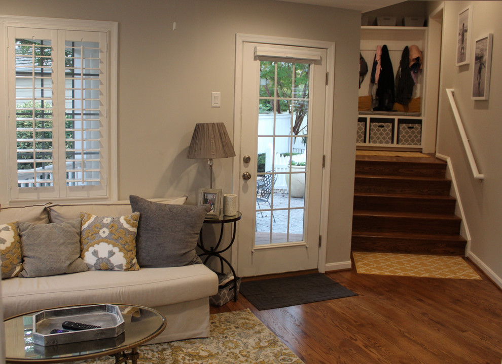 Foto de sala de estar abierta clásica renovada pequeña con paredes grises, suelo de madera en tonos medios y televisor independiente