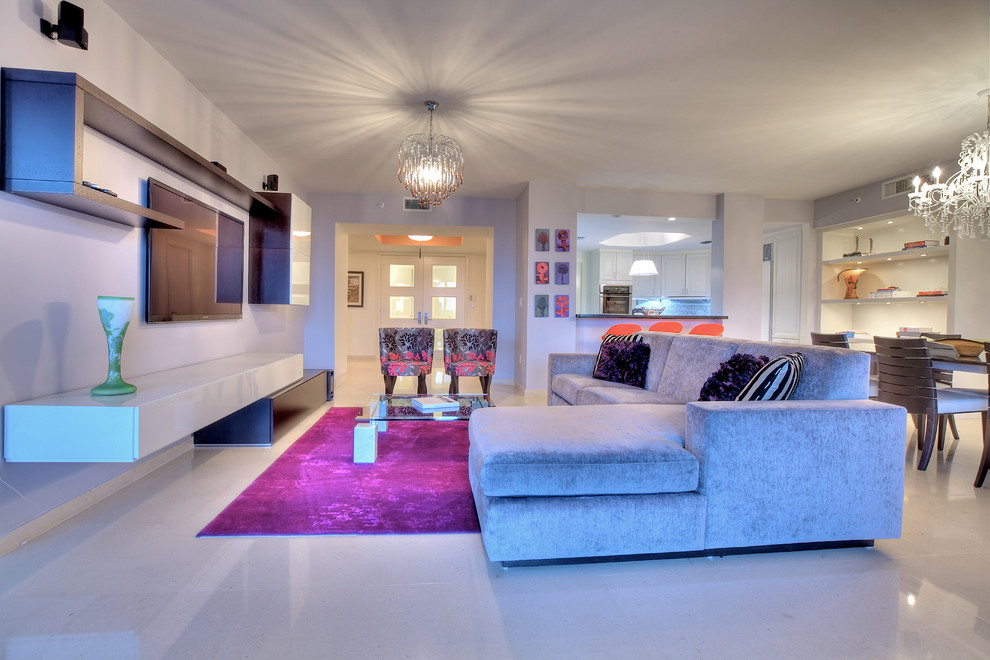 Offenes, Mittelgroßes Modernes Wohnzimmer mit grauer Wandfarbe, Porzellan-Bodenfliesen und TV-Wand in Miami