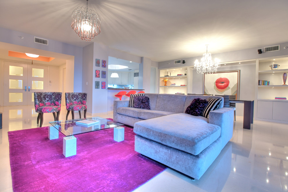 Mittelgroßes, Offenes Modernes Wohnzimmer mit grauer Wandfarbe, Porzellan-Bodenfliesen und TV-Wand in Miami
