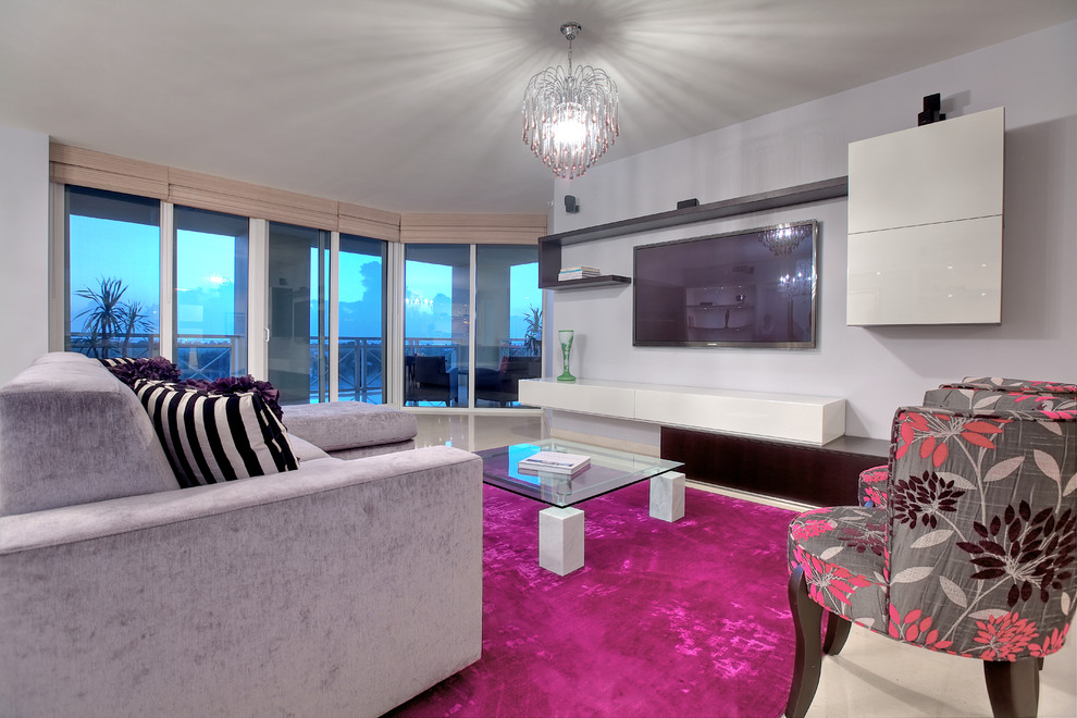 Mittelgroßes, Offenes Modernes Wohnzimmer mit grauer Wandfarbe, TV-Wand und Porzellan-Bodenfliesen in Miami