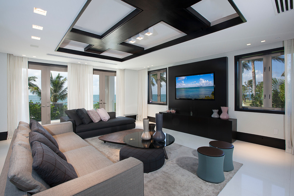Imagen de sala de estar contemporánea sin chimenea con paredes blancas y televisor colgado en la pared
