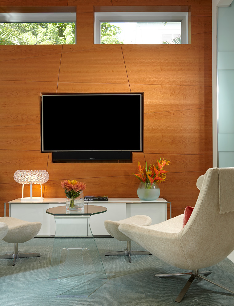Ejemplo de sala de estar abierta contemporánea de tamaño medio con paredes multicolor y pared multimedia