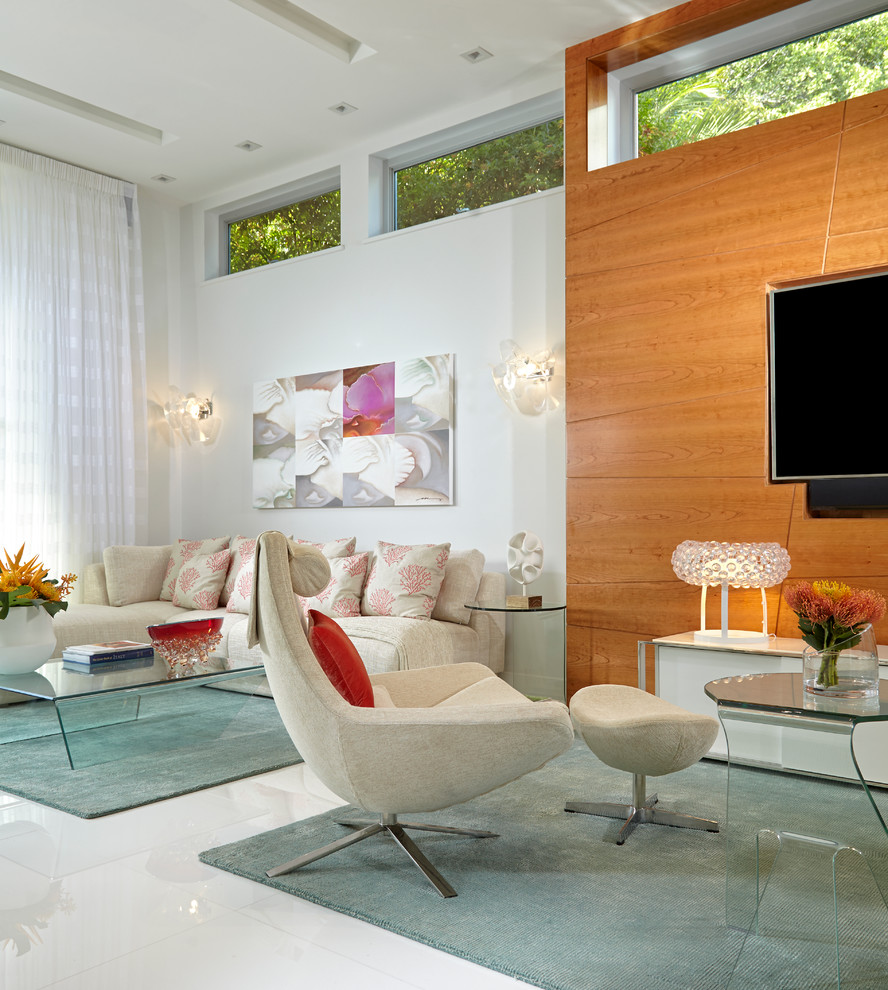 Ejemplo de sala de estar abierta contemporánea de tamaño medio con paredes blancas, suelo de mármol y pared multimedia