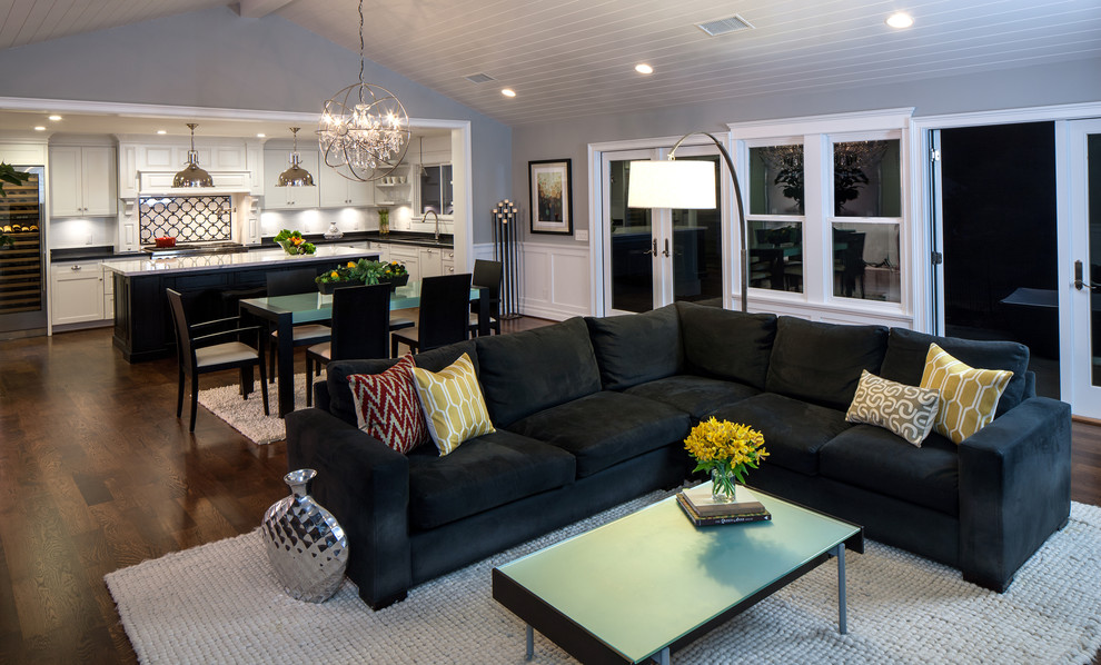 Foto de sala de estar abierta tradicional renovada de tamaño medio con suelo de madera en tonos medios y paredes grises