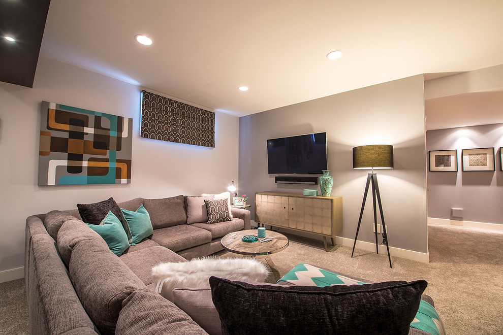 Идея дизайна: открытая гостиная комната в стиле ретро с серыми стенами, ковровым покрытием и телевизором на стене