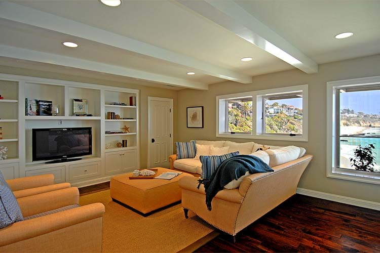 Mittelgroßes, Offenes Maritimes Wohnzimmer ohne Kamin mit beiger Wandfarbe, dunklem Holzboden, freistehendem TV und braunem Boden in Vancouver