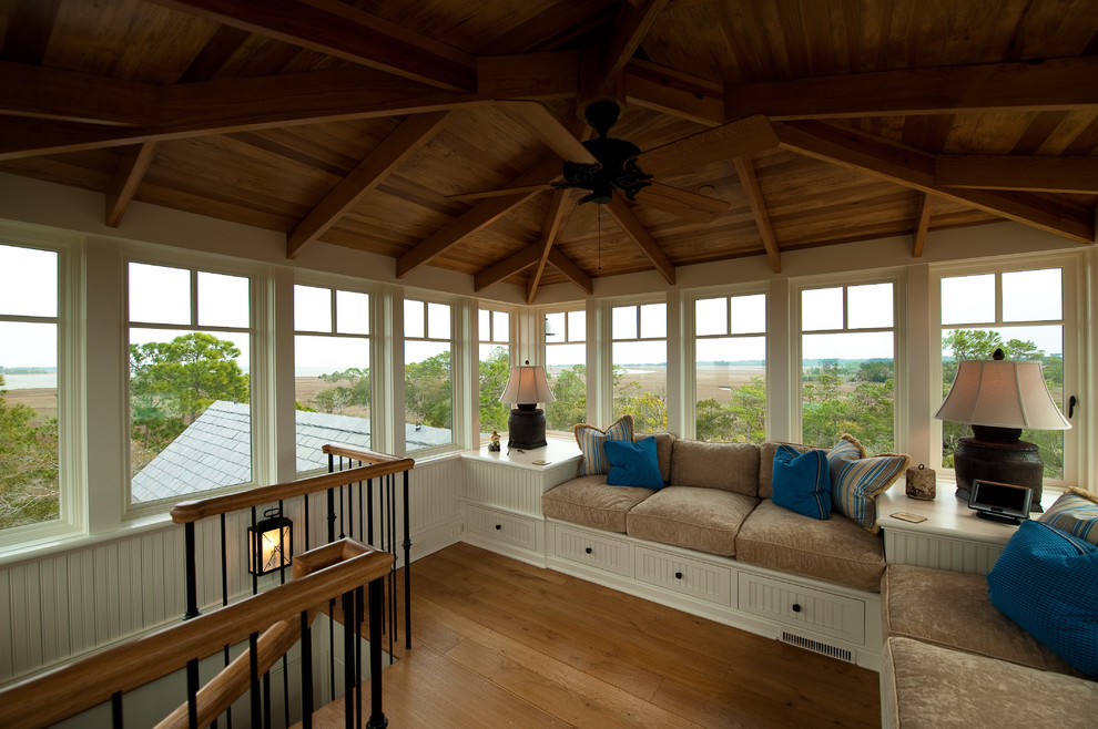 Ejemplo de sala de estar tipo loft tradicional sin televisor con suelo de madera en tonos medios