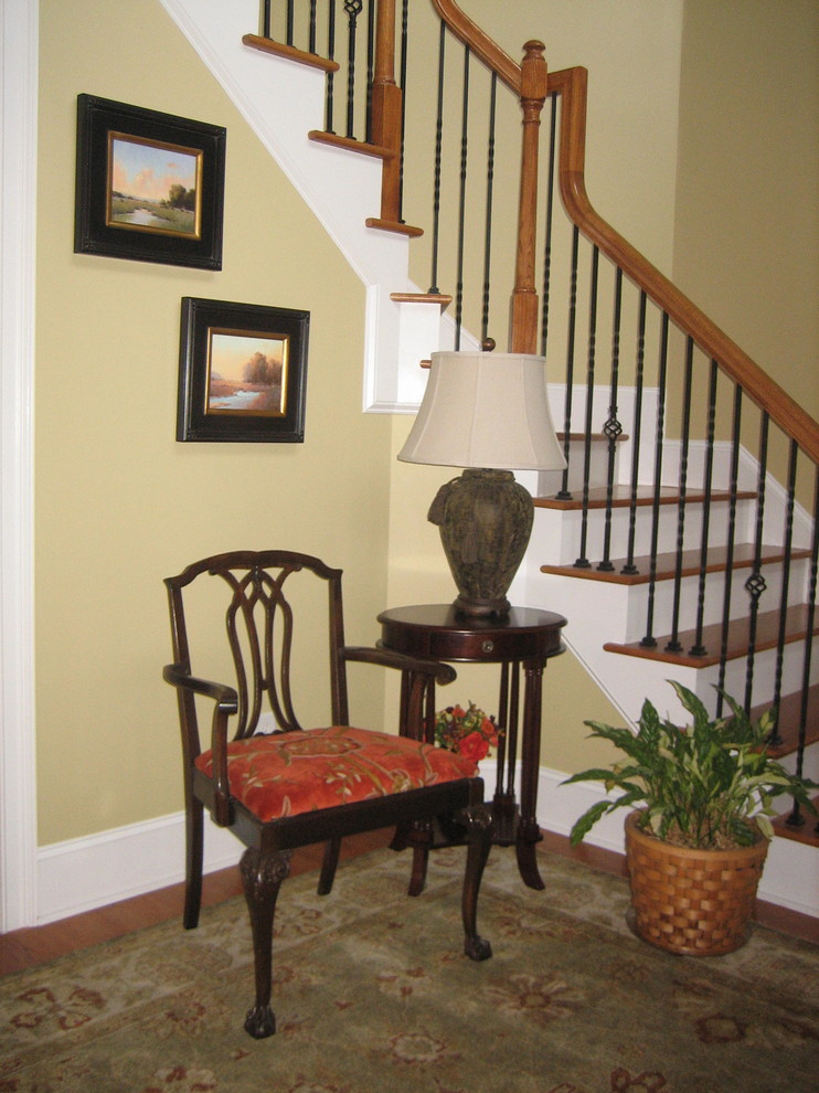 Mittelgroßes, Abgetrenntes Klassisches Wohnzimmer ohne Kamin mit beiger Wandfarbe, dunklem Holzboden und braunem Boden in Raleigh
