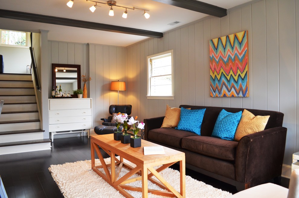 シャーロットにあるコンテンポラリースタイルのおしゃれな独立型ファミリールーム (グレーの壁、茶色いソファ) の写真