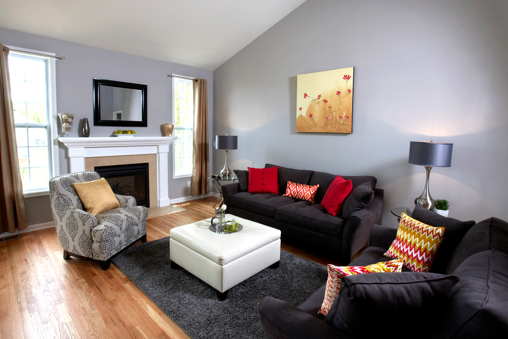 Fernseherloses, Offenes, Mittelgroßes Stilmix Wohnzimmer mit lila Wandfarbe, braunem Holzboden, Kamin und verputzter Kaminumrandung in New York
