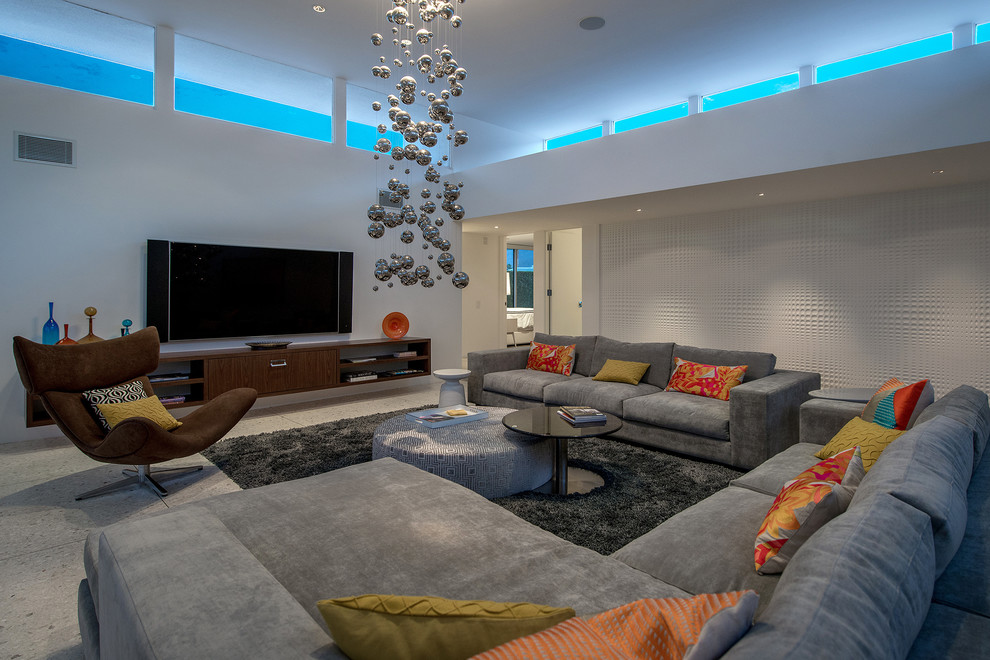 На фото: открытая гостиная комната в стиле ретро с белыми стенами, стандартным камином, фасадом камина из камня и телевизором на стене