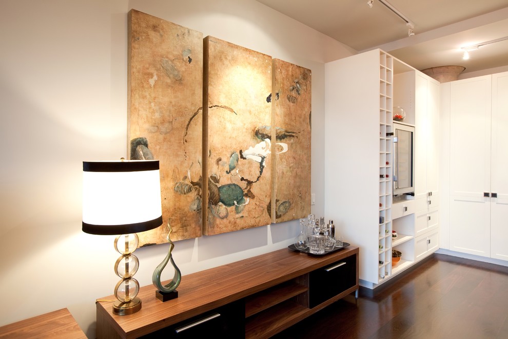 Modelo de sala de estar cerrada ecléctica de tamaño medio con paredes blancas, suelo de madera oscura y suelo marrón