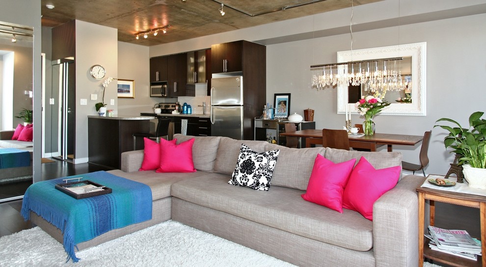Свежая идея для дизайна: открытая гостиная комната среднего размера в стиле лофт с серыми стенами, отдельно стоящим телевизором, темным паркетным полом и коричневым диваном без камина - отличное фото интерьера